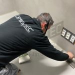 aplicador de cementec trabajando y explicando la diferencia entre microcemento y cemento pulido