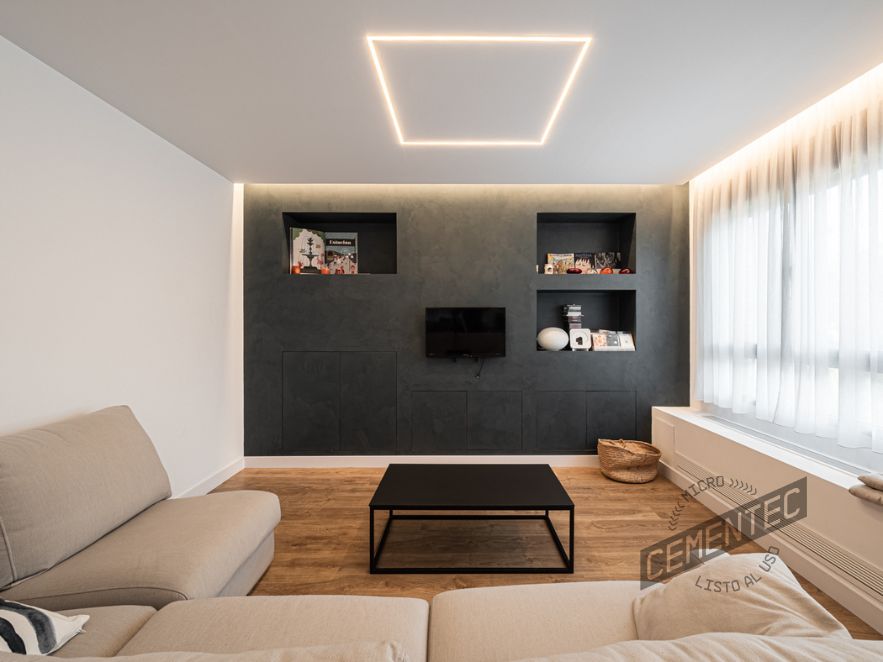 microcemento-y-madera-salon Reforma con microcemento y madera en salón comedor de vivienda unifamiliar, donde se aplica CEMENTEC Estándar Azul Báltico sobre el mueble central de pladur.