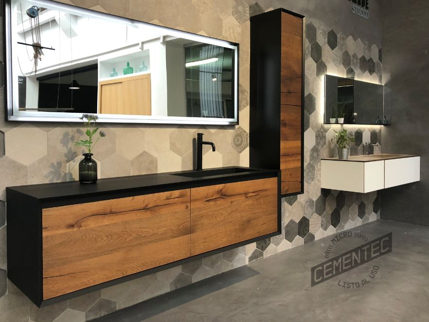 Frontal de cuarto de baño con mueble en madera, cristal horizontal y microcemento en el suelo como ejemplo de baños de microcemento y madera.