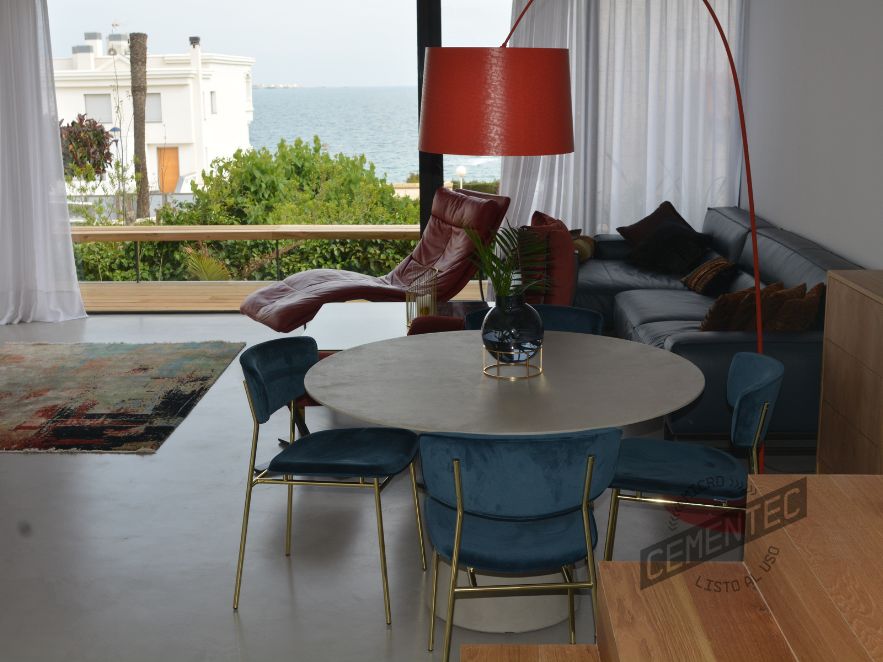 reforma-integral-vivienda-con-microcemento Apartamento en Alicante donde se realiza reforma integral de vivienda con microcemento Cementec estándar tanto en la zona del suelo como en algunos elementos decorativos, por ejemplo la mesa principal de la estancia.