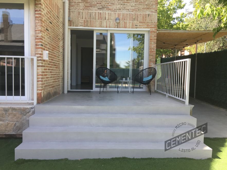 Aplicación de Cementec Medium en escaleras y terraza exterior.