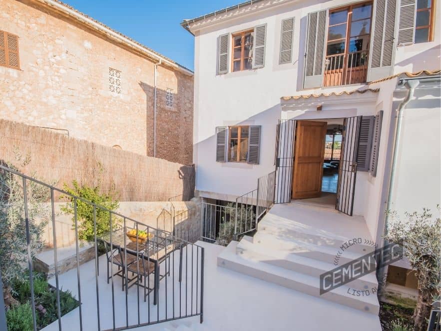 microcemento-exterior-antideslizante-2 Jardín o terraza privada revestida con microcemento exterior antideslizante de vivienda situada en Mallorca.