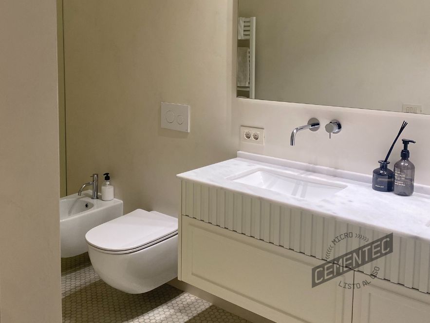 bano-microcemento-blanco-4102 Baño microcemento blanco en estilo minimal con encimera de mármol.
