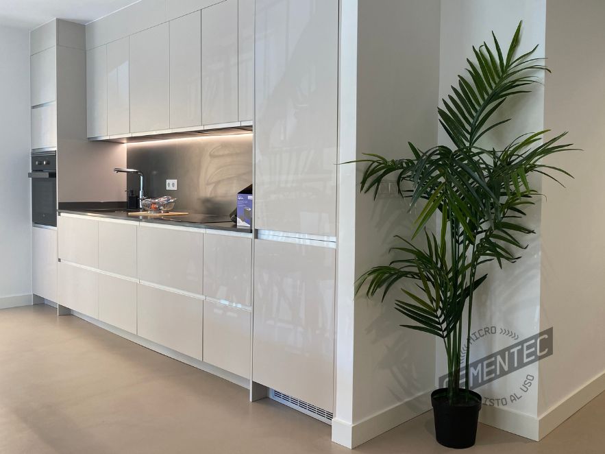 Trends in interior design 2025: open spaces in the kitchen-living room to promote spaciousness and interaction in the home.
