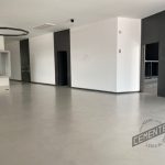 Aplicación del acabado Finish Forte Plus en suelo de alto tránsito.