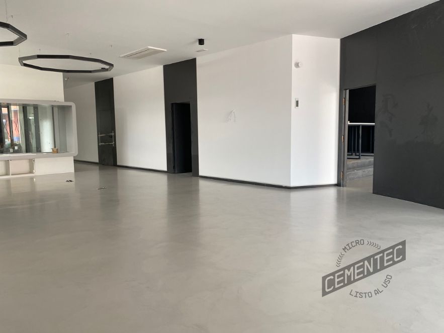 barniz-de-poliuretano-para-microcemento-1 Aplicación del acabado Finish Forte Plus en suelo de alto tránsito.