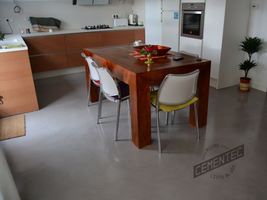 Suelo de cocina con acabado en barniz de poliuretano para microcemento.