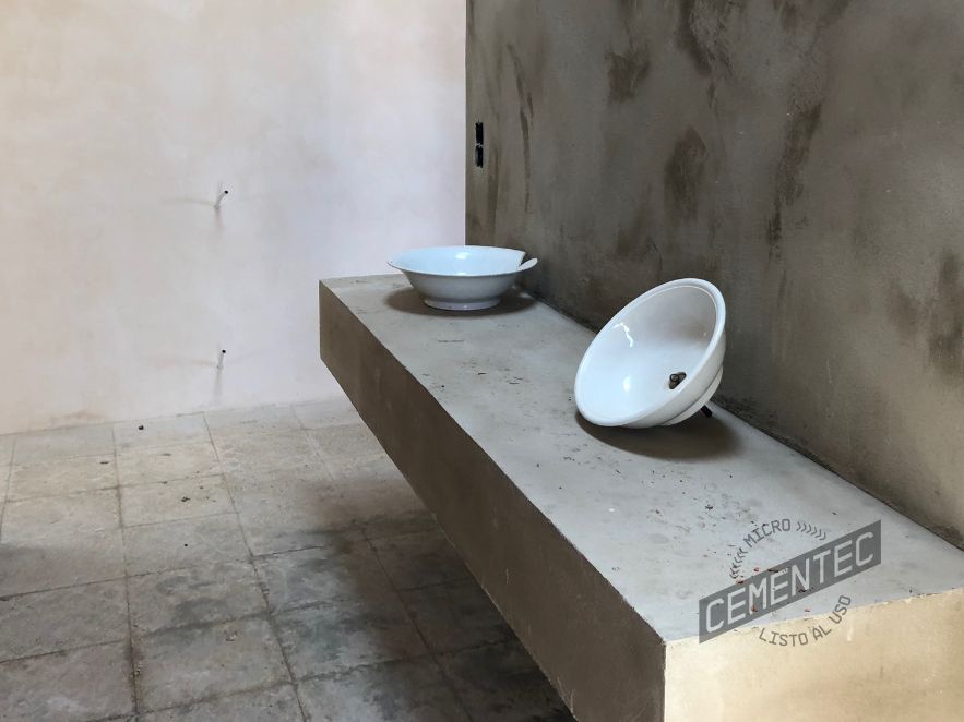 imprimación-epoxi-para-microcemento-1 Washbasin covered with microcement base and where Cementec Consolidador epoxy primer has been applied.