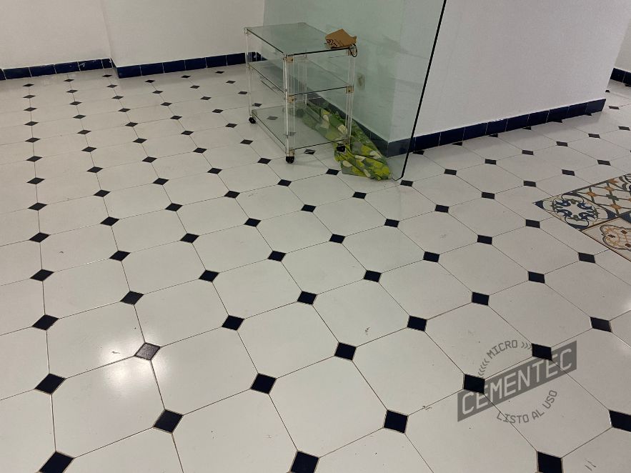 Ceramic floor where the application of primer prior to coating with microcement is recommended.