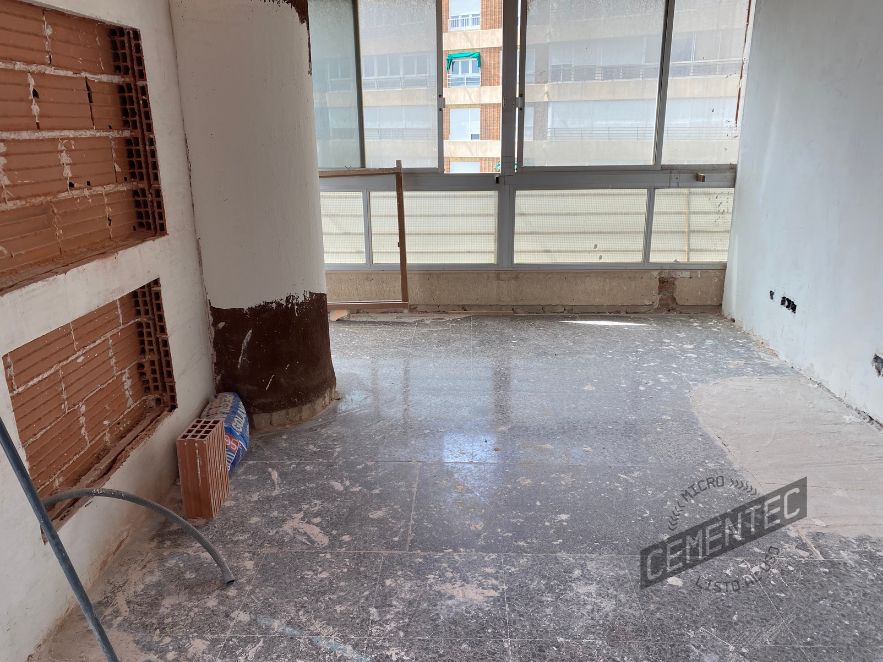 Renovation of a room in a house after application of microcement.