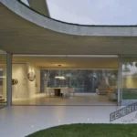 Suelos para jardín sin obra con microcemento en proyecto de reforma interior y exterior.