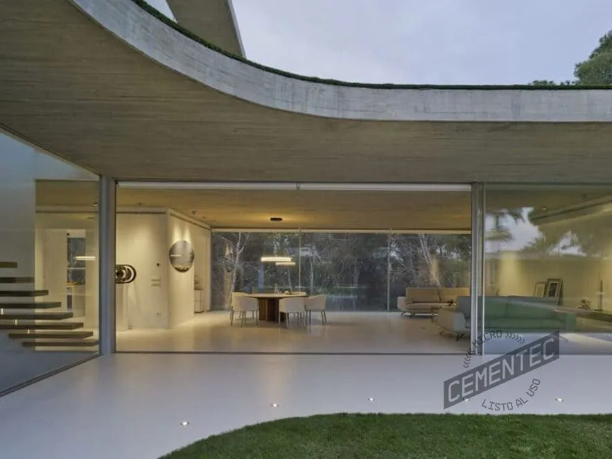 suelos-para-jardin-sin-obra Garden floors without construction with microcement in interior and exterior renovation project.